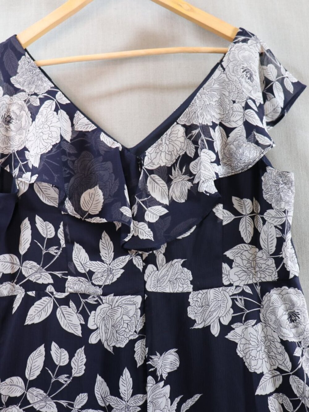Laura Plus Dress Womens 16P Navy White Chiffon Ruffle Floral Midi 18 Plus - Picture 5 of 14